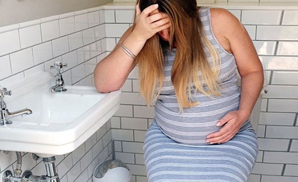 Bà bầu bị táo bón có nên rặn