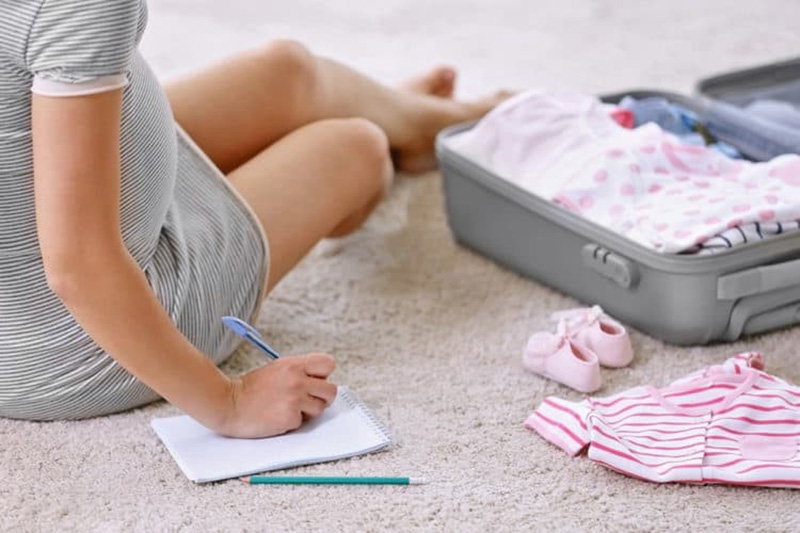 Chuẩn bị đồ đi sinh cho mẹ và bé