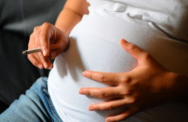 Hút thuốc lá nhiều là nguyên nhân gây nhau tiền đạo