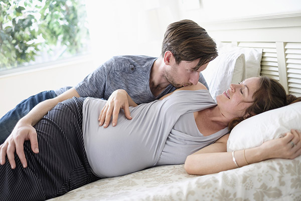 Phụ nữ mang thai ở tháng thứ 9 không nên quan hệ tình dục quá thường xuyên