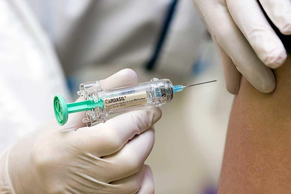 Bạn có thể xảy ra phản ứng phụ sau khi tiêm vắc xin nên cần được theo dõi tối thiểu 30 phút