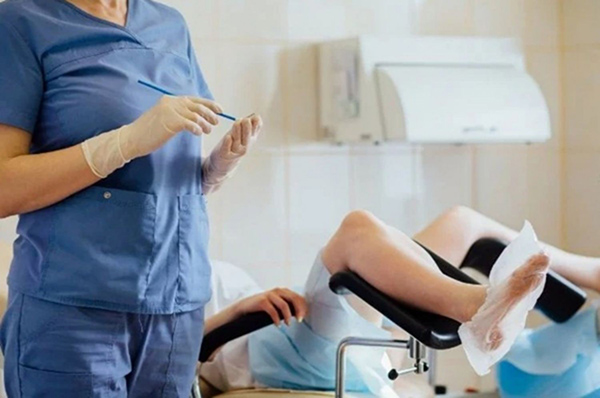 Chuẩn bị tiến hành thủ thuật nong, nạo tử cung