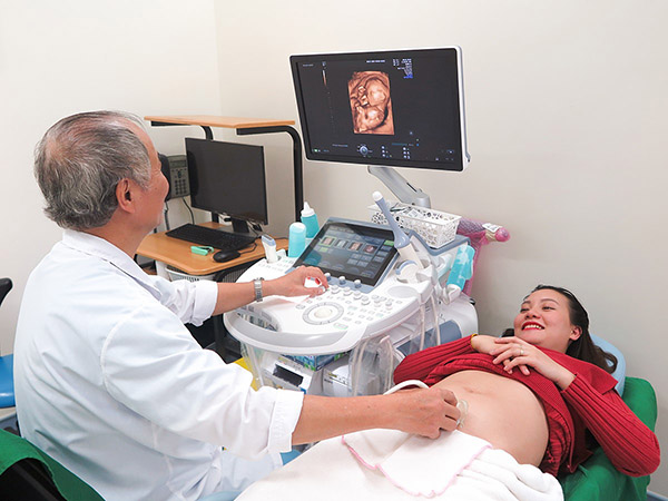Siêu âm độ mờ da gáy từ tuần 11 - tuần 14 để biết bé có mắc phải hội chứng Down hay không