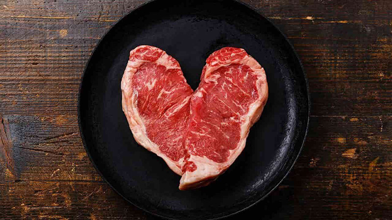 Mẹ nên ưu tiên chọn thịt có màu đỏ bởi lượng protein sẽ nhiều hơn