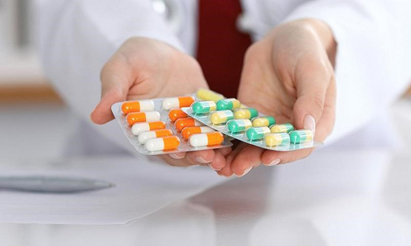 Sử dụng thuốc theo chỉ định của bác sĩ để điều trị tình trạng rong kinh kéo dài