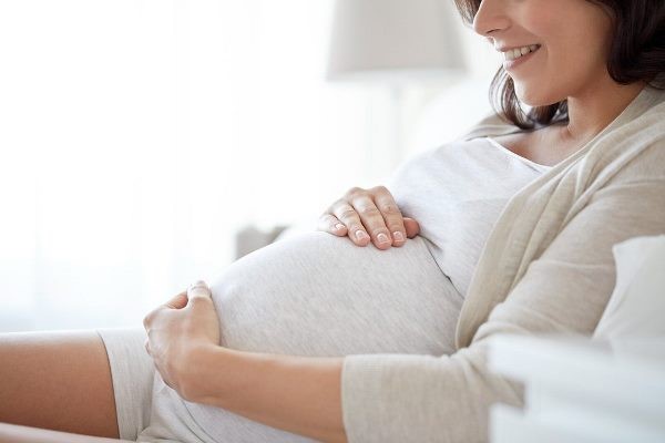 Trò chuyện với bé và xem bé có phản ứng lại khi nghe thấy tiếng của mẹ không nhé